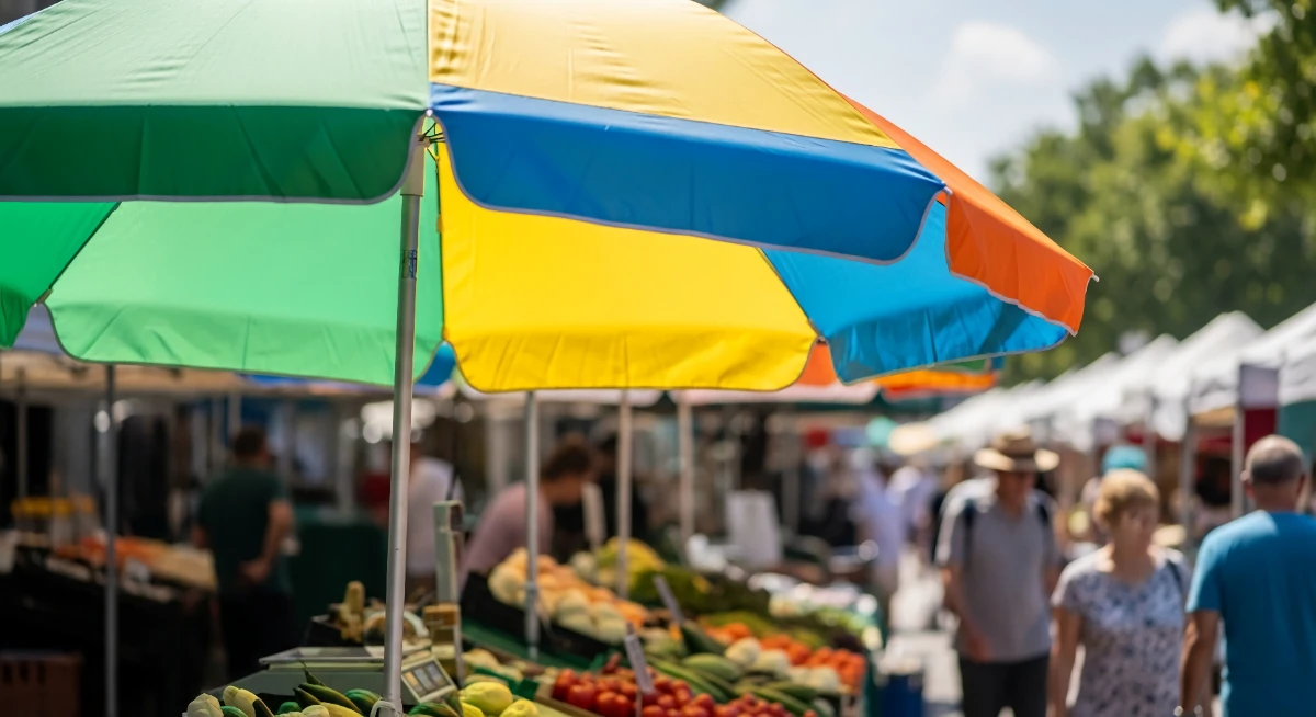 ร่มขายของตลาดนัดสีสันสดใสสำหรับร้านค้าในตลาดนัด